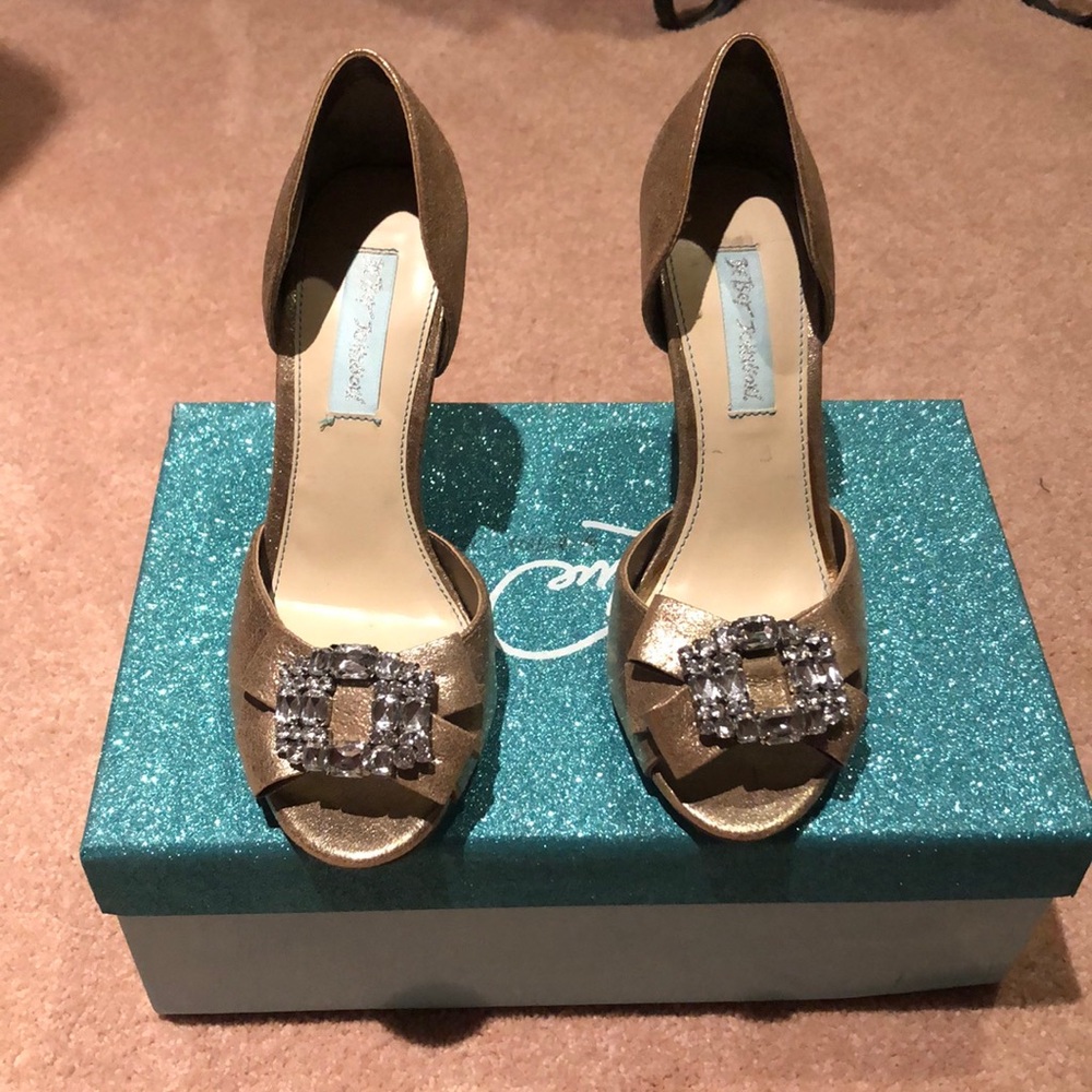 Beautiful dress shoes size 6